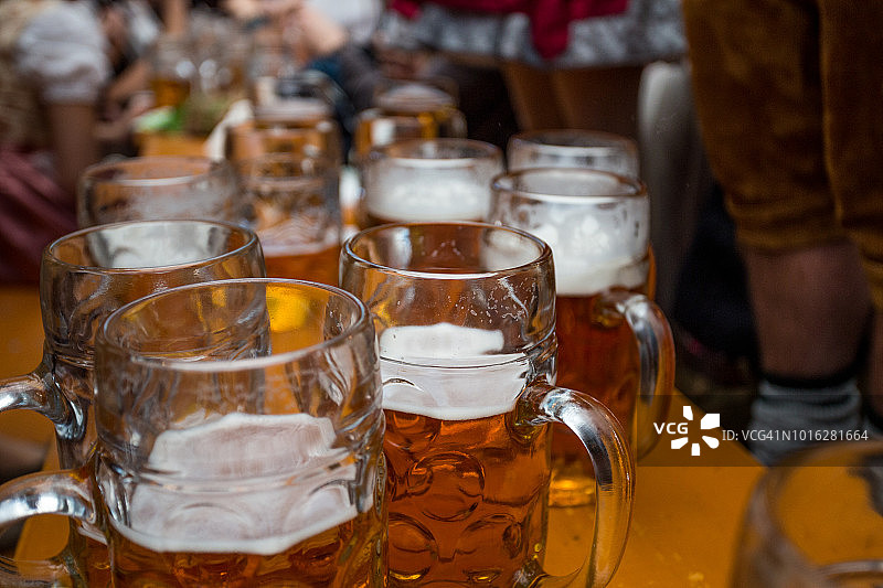 德国慕尼黑啤酒节上的啤酒杯图片素材