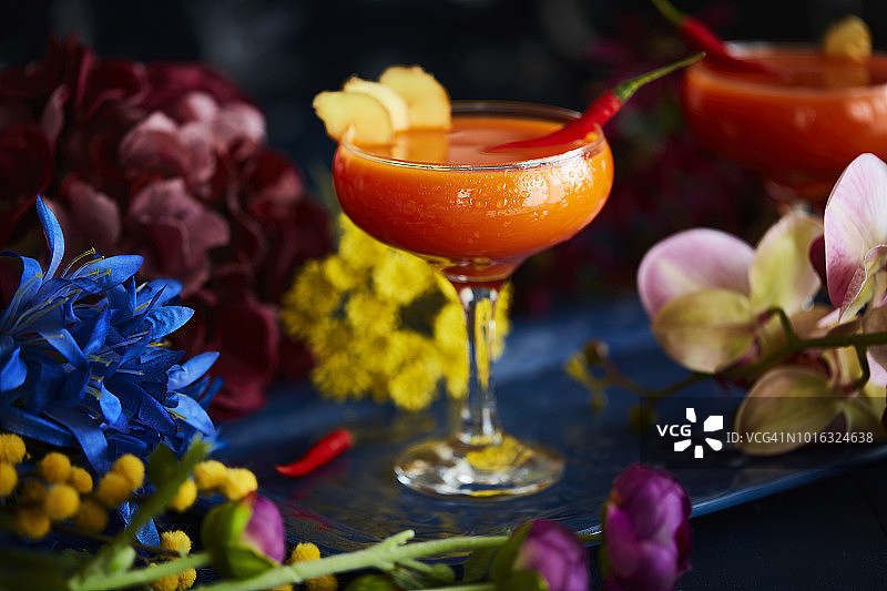 红辣椒姜片调味鸡尾酒图片素材