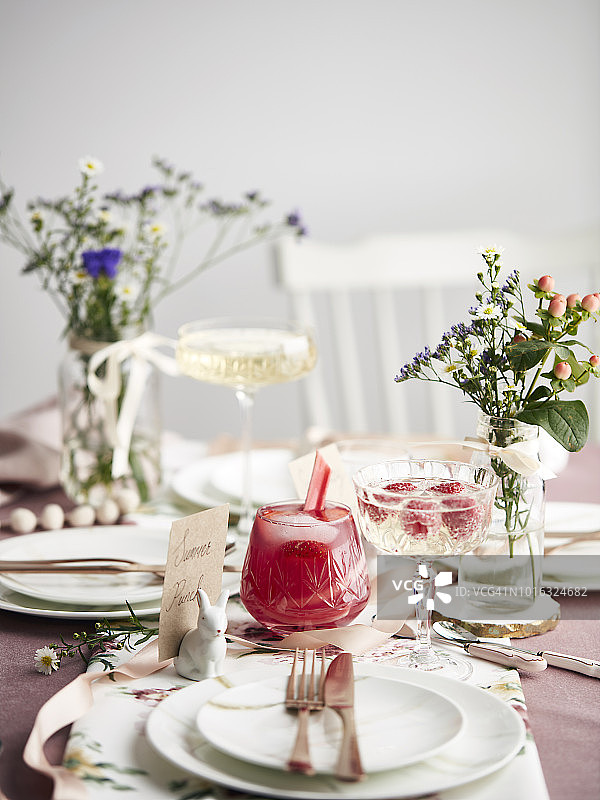 草莓和大黄酸味鸡尾酒图片素材