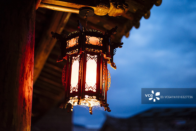 中国云南沙溪建筑上的灯笼图片素材