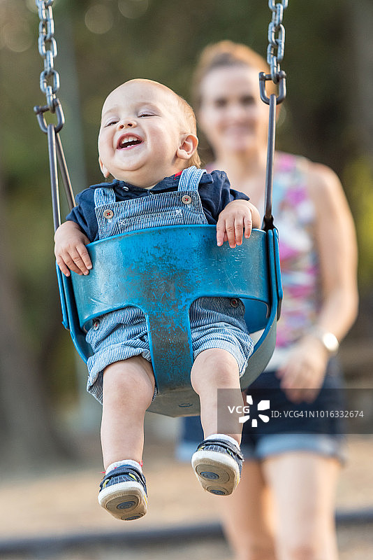 尽情荡秋千图片素材