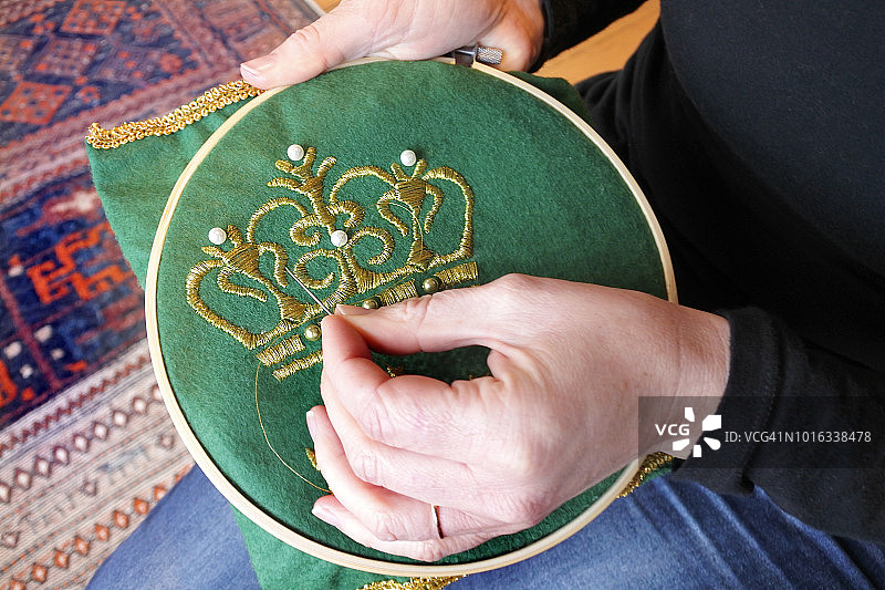 在家刺绣的女人图片素材