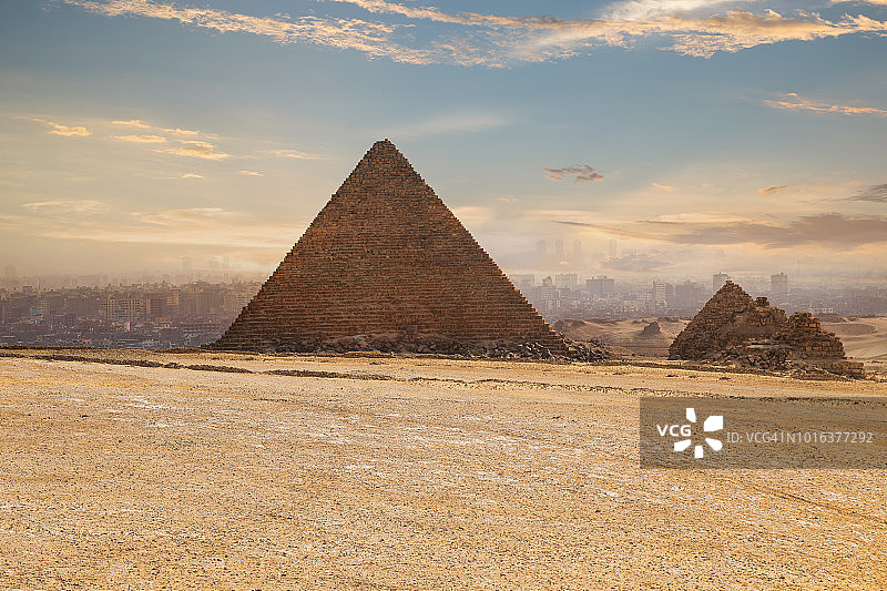 胡夫金字塔和道路，埃及开罗图片素材