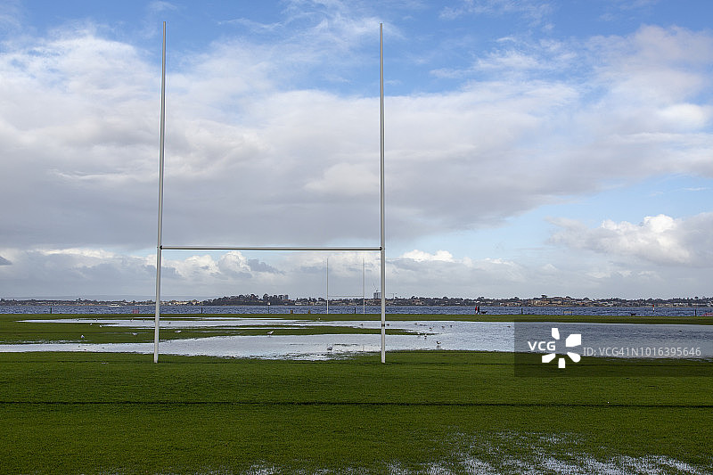 潮湿的运动场图片素材