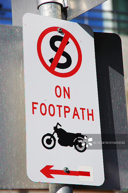 人行道上禁止摩托车停放标志图片素材