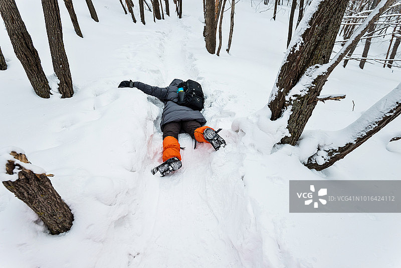 男人在雪路上摔倒图片素材