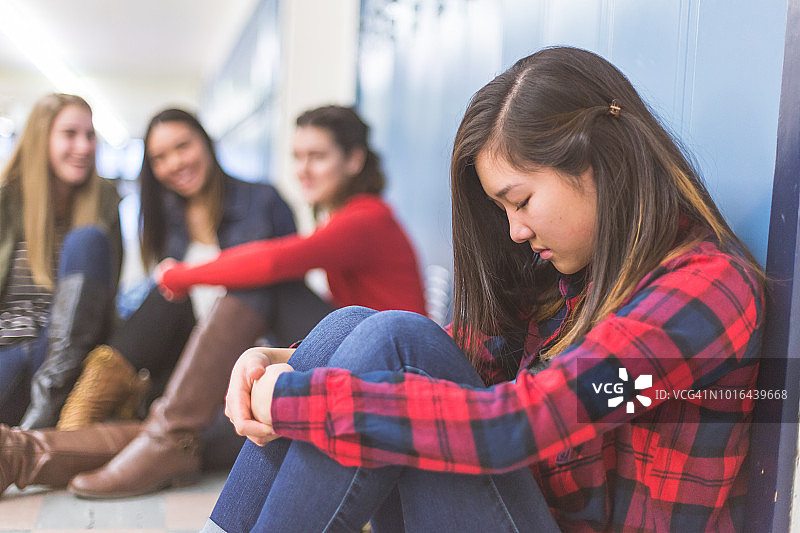 被其他女生排斥的高中女生图片素材
