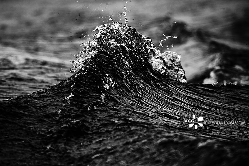 海浪飞溅图片素材