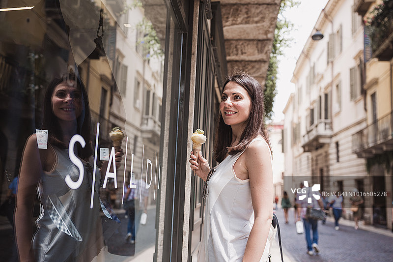 在意大利旅行的年轻女游客图片素材