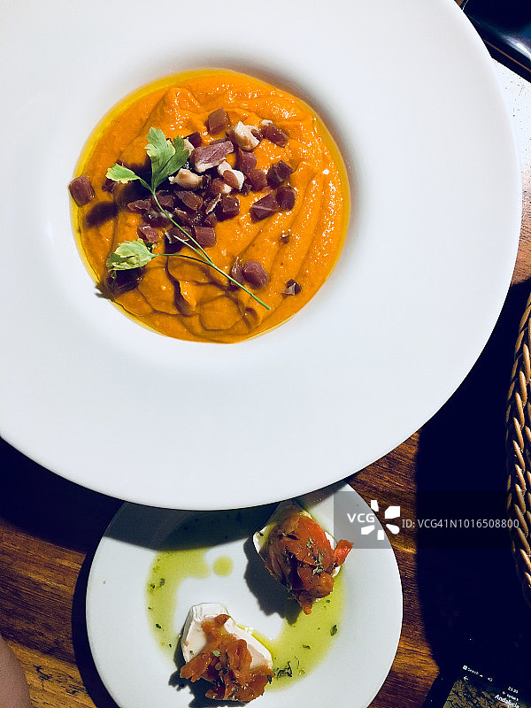 西班牙特色美食：格拉纳达的西班牙凉菜汤图片素材