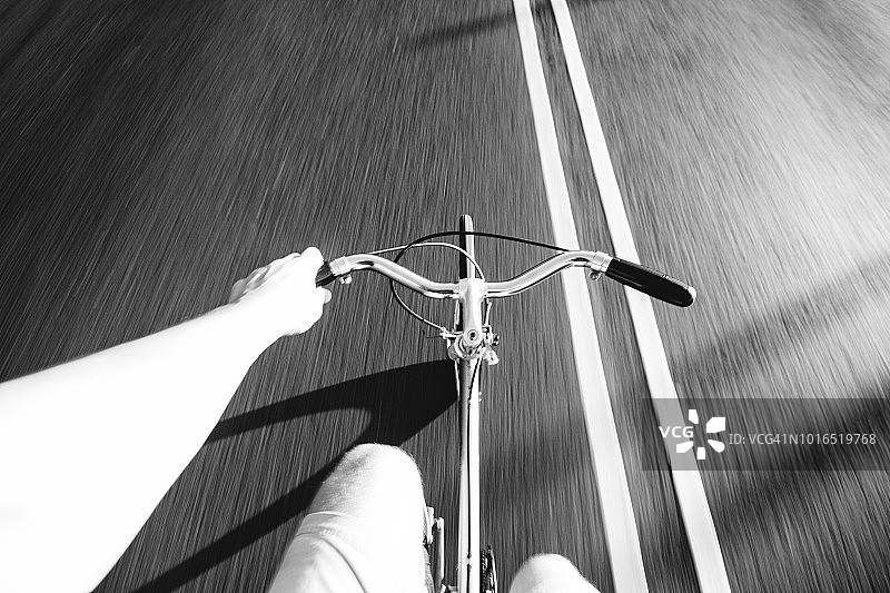 单手骑行在道路线上图片素材