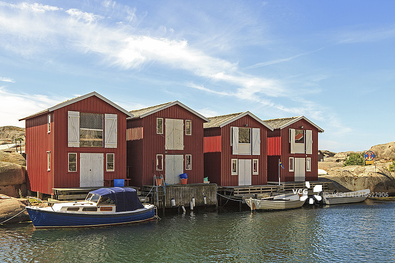 位于瑞典西约塔兰省博胡斯兰斯莫根的红色小木屋图片素材