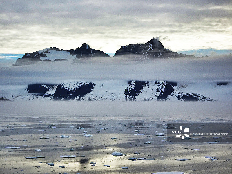 典型的格陵兰海岸：雾气缭绕，冰川遍布图片素材