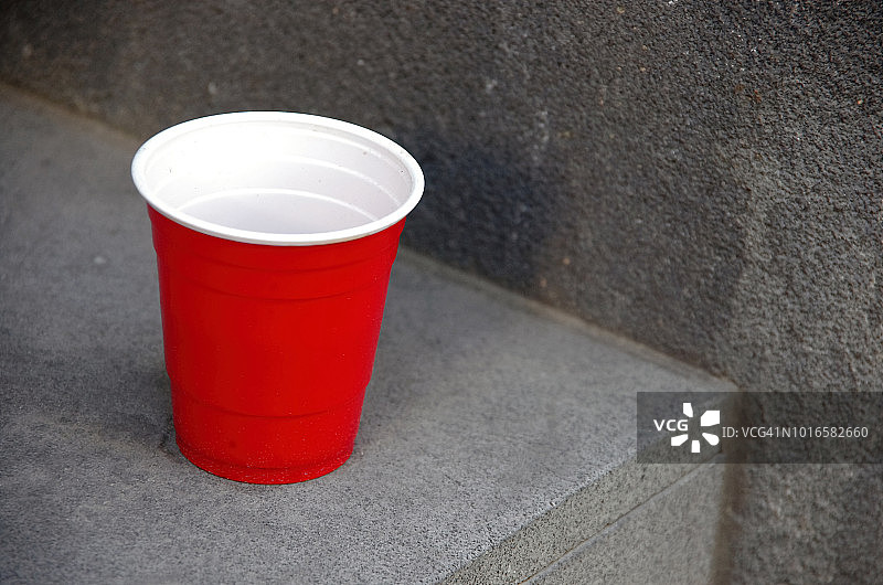 城市街头的红白塑料杯图片素材