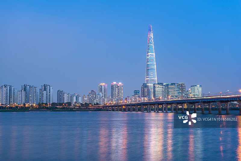 韩国首尔蚕室铁路桥和乐天世界塔图片素材