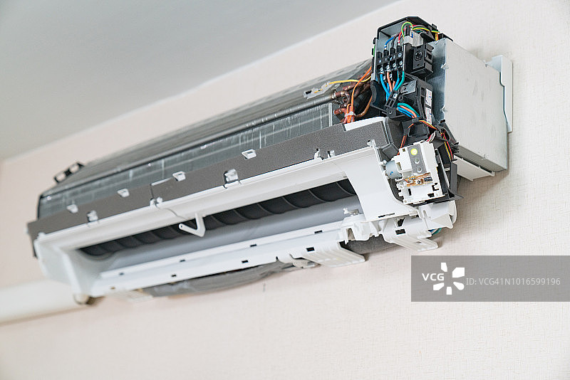 维修与维护概念：室内机线圈特写图片素材