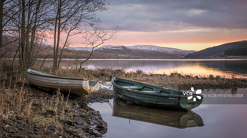 苏格兰湖泊日出时的渔船图片素材