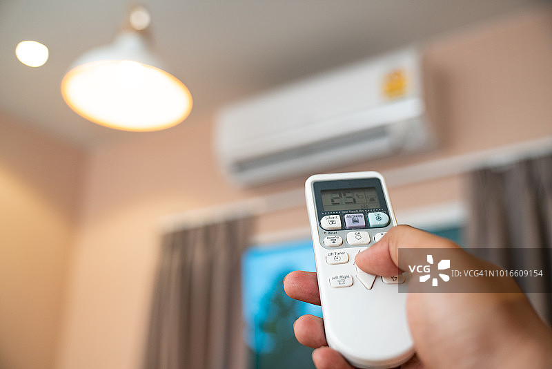 带遥控器的空调图片素材