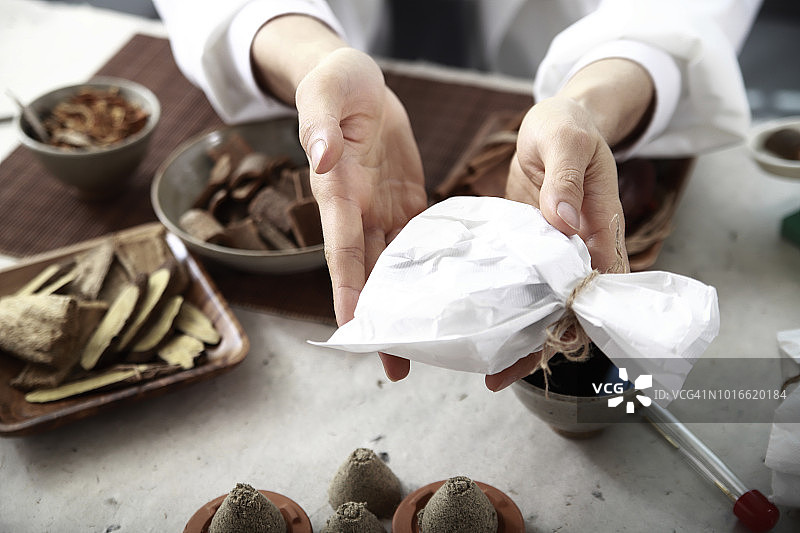 开药方的东方医生图片素材