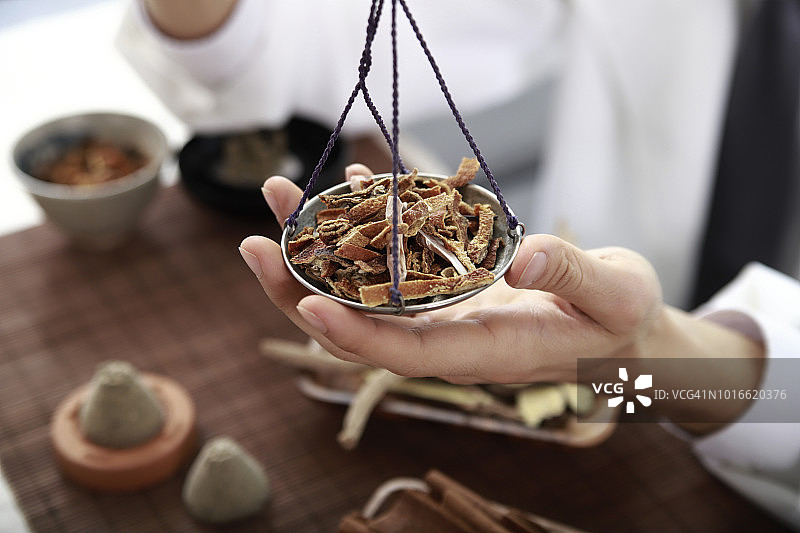 医生用秤称量草药特写图片素材