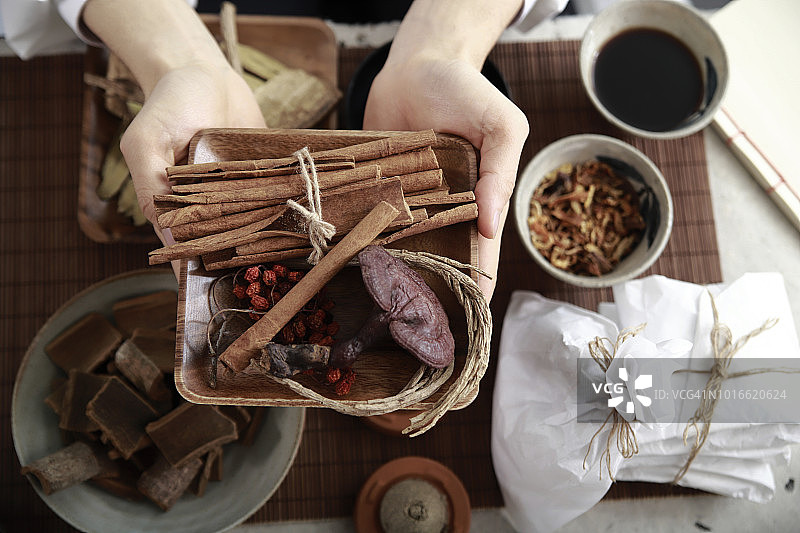 东方医生手持草药盘图片素材