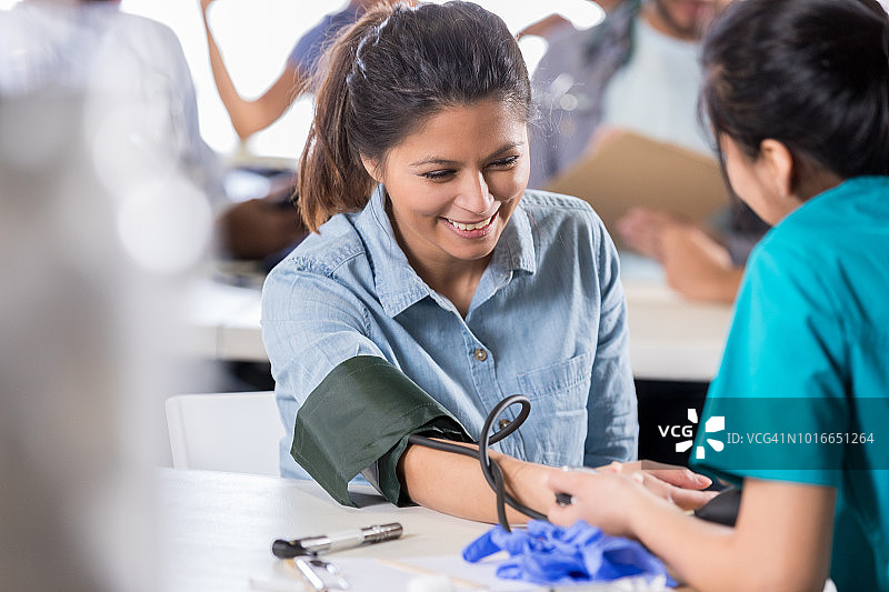 中年女人享受免费体检图片素材