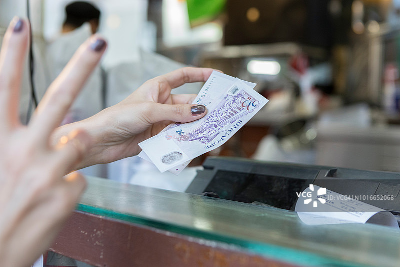 女人在中国城购物图片素材
