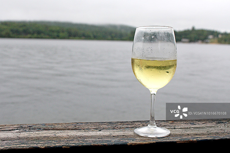 湖畔的葡萄酒杯图片素材
