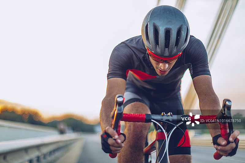 男人骑自行车图片素材