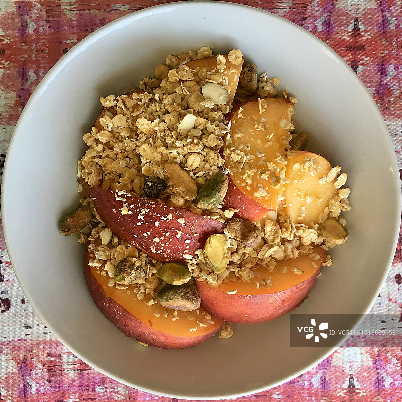 健康早餐：桃子、格兰诺拉麦片、酸奶和坚果图片素材