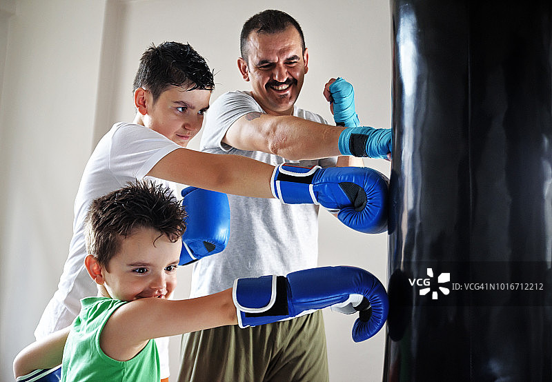 孩子们：拳击手和父亲一起准备拳击图片素材