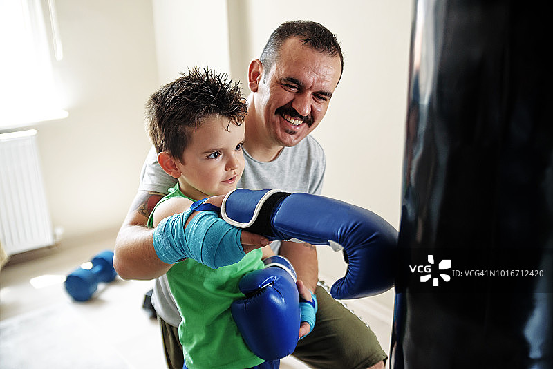 小拳击手和父亲准备拳击图片素材