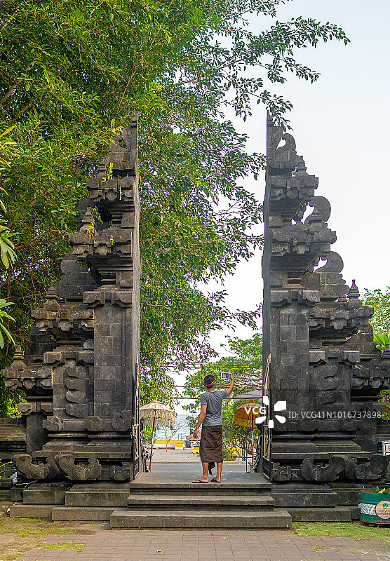 当地人走过拱门图片素材