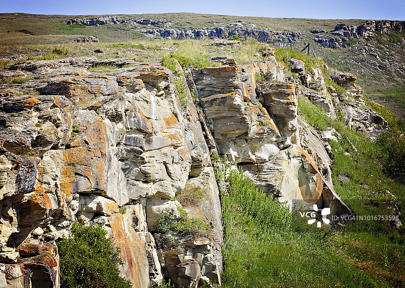 加拿大艾伯塔省碎头野牛跳崖的陡峭悬崖图片素材
