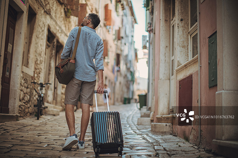 游客探索城市图片素材