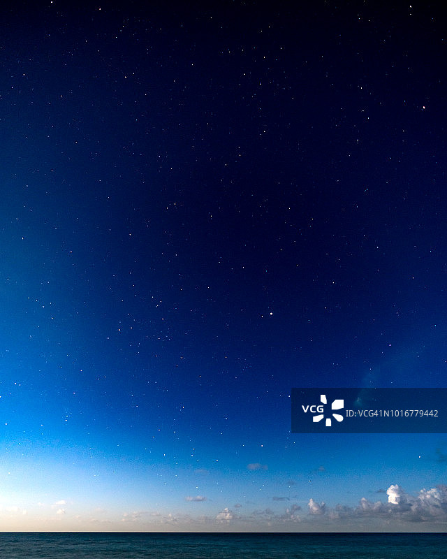 夜空与极简主义海洋留白图片素材