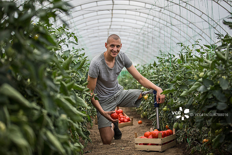 工作的残疾男子图片素材
