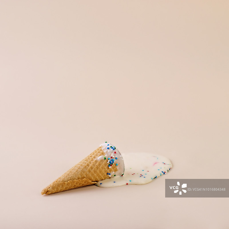 融化的冰淇淋甜筒图片素材