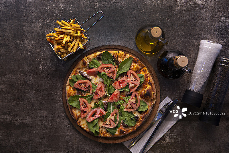 番茄马苏里拉奶酪芝麻菜披萨图片素材