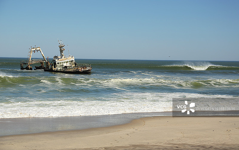 纳米比亚骷髅海岸的沉船和海浪图片素材