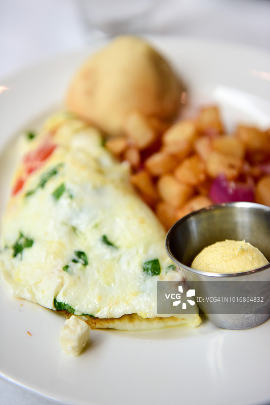 菠菜、菲达奶酪和番茄白色煎蛋卷图片素材