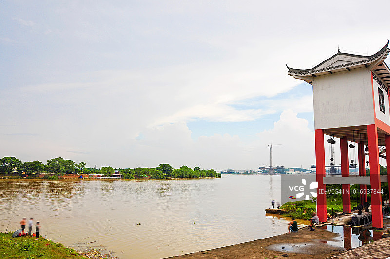 河岸附近的泵站图片素材