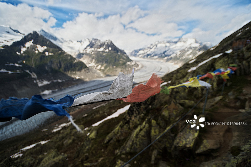 阿莱奇冰川上的藏族祈祷旗图片素材