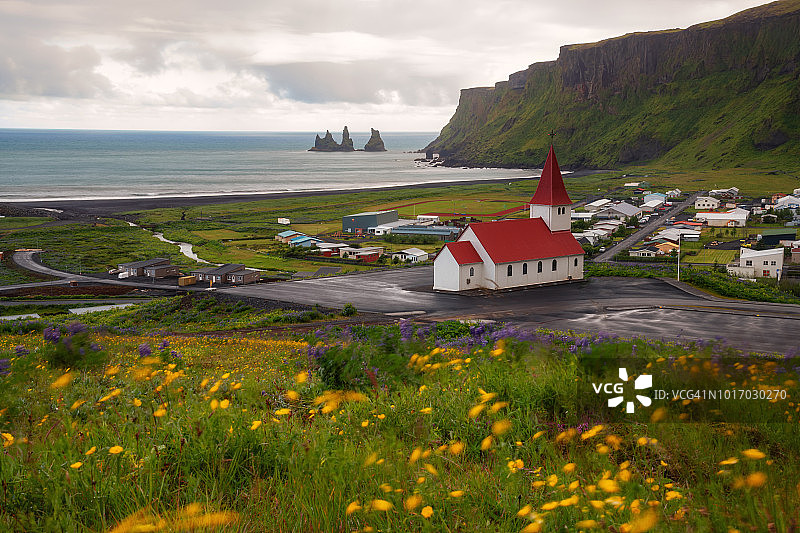 冰岛维克山上美丽的红色教堂图片素材