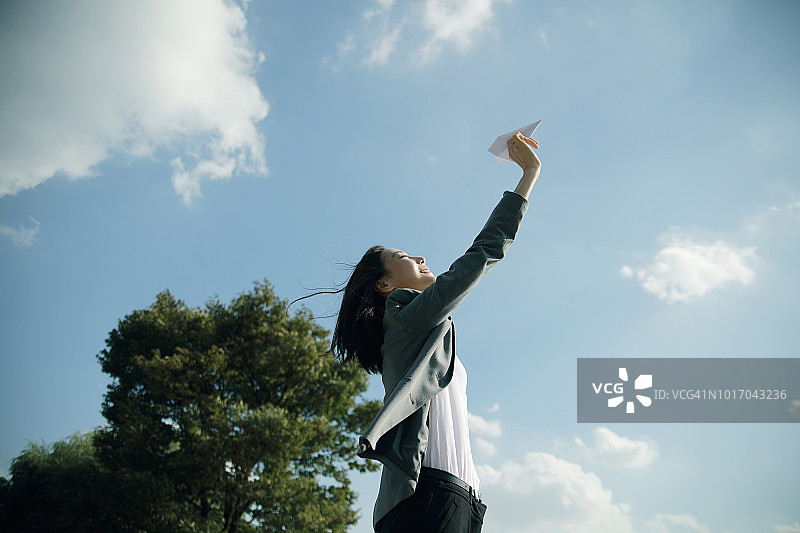 拿着纸飞机的女商人图片素材