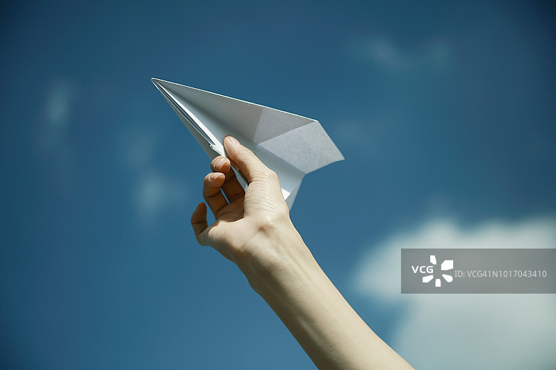 女子手持纸飞机图片素材
