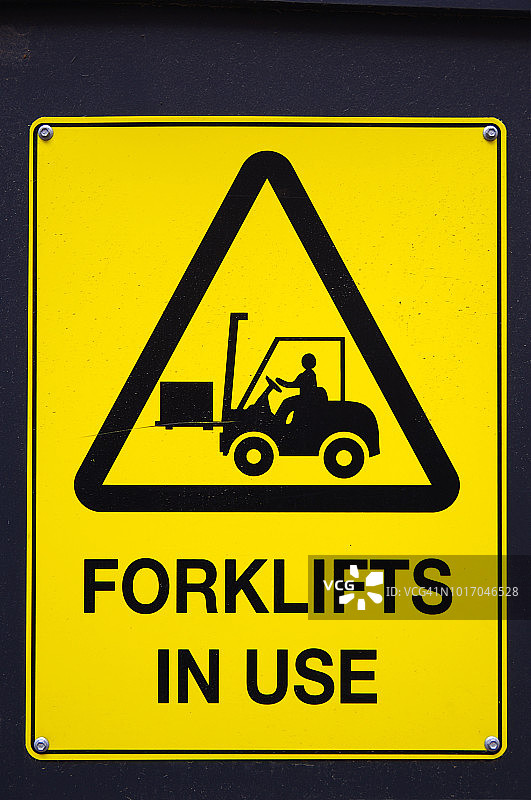 “正在使用叉车”警告标志图片素材