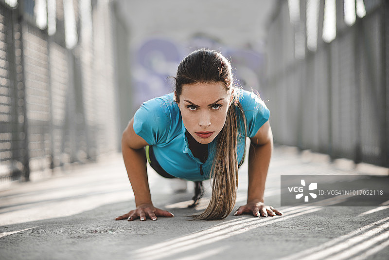 女孩在做俯卧撑图片素材