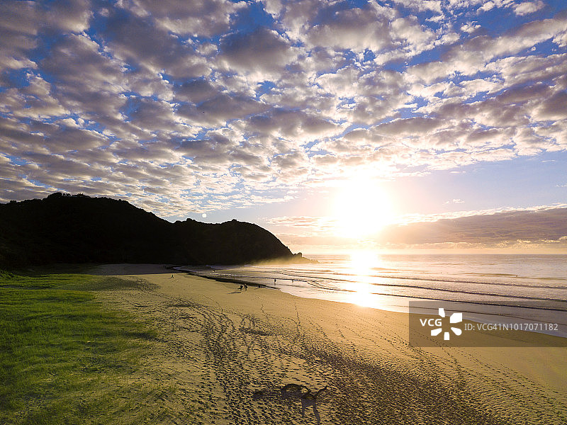 日出时分礁石伸入海洋图片素材