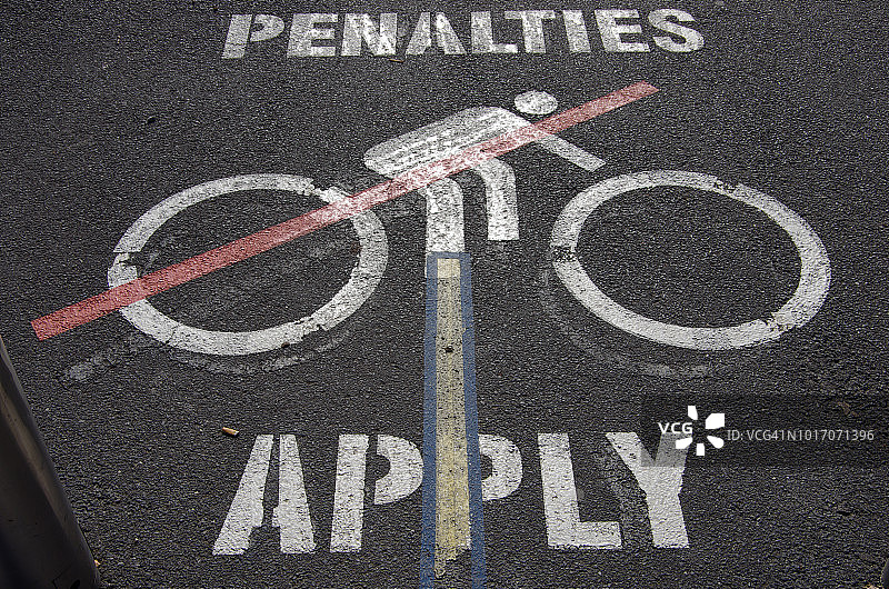 公园人行道上“禁止骑自行车：违者罚款”的标志图片素材